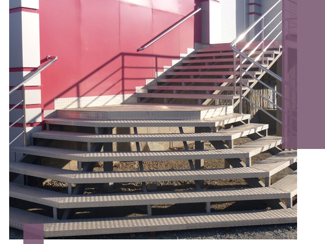 Лестницы для магазина в Таганроге — изготовление и монтаж