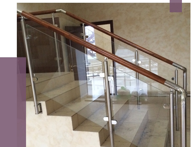 Комбинированные перила из металла и дерева в Таганроге