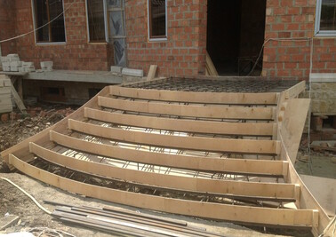 Полукруглая бетонная лестница